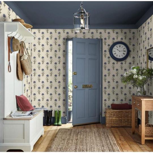 kek buzavirag mintas tapeta krem alapu zold vintage cottage eloter eloszoba nappali lepcsohaz dekoracio vintage.jpg